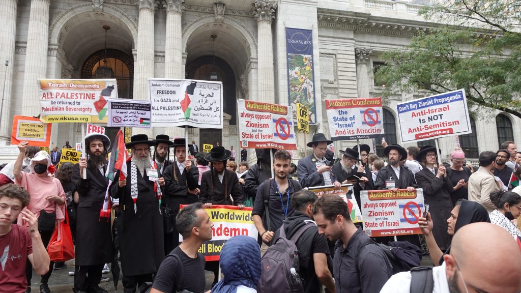 Thousands Protest Netanyahu’s UN Visit at New York Public Library